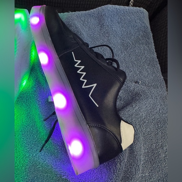 Fiorenzi LED Light-Up Sneakers with Charger - Picture 7 of 8